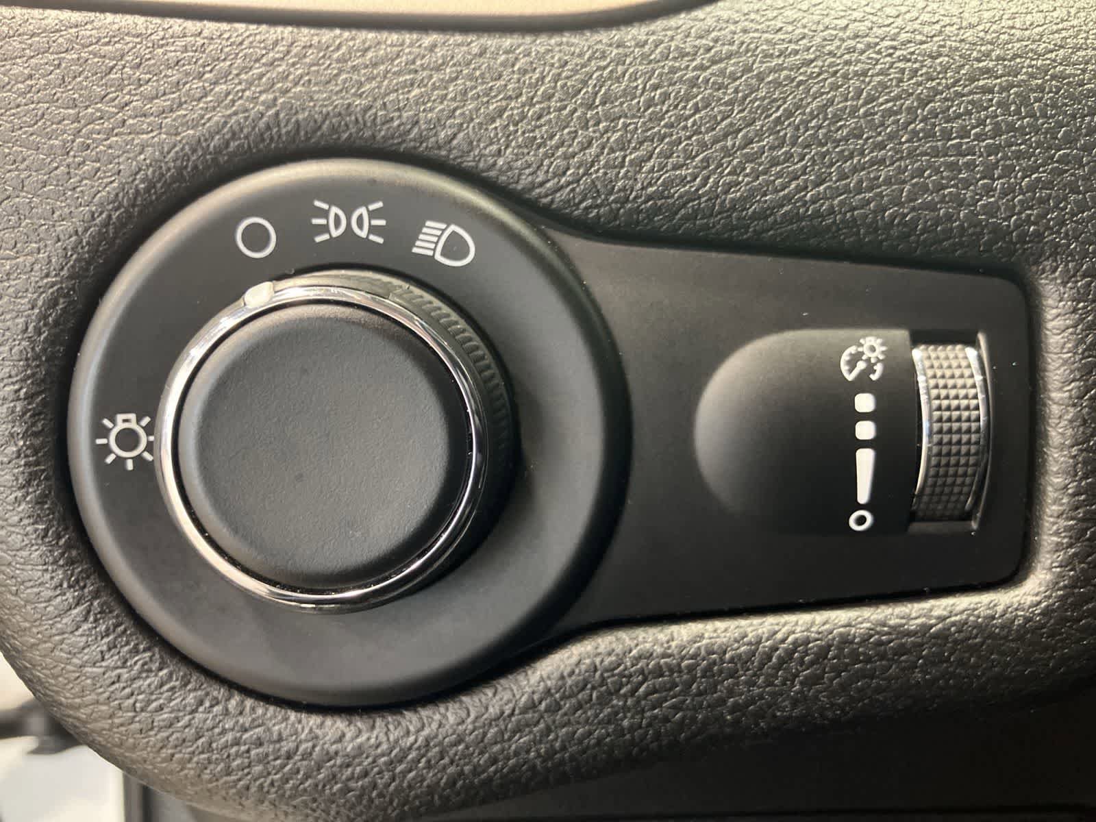 Used 2017 Jeep Cherokee Sport AWD/4WD image 13
