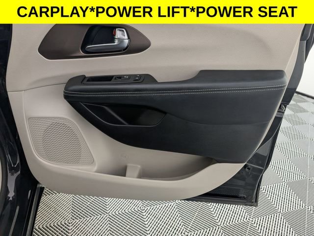 Used 2022 Chrysler Voyager LX image 32