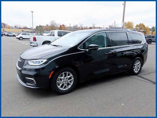 Used 2024 Chrysler Pacifica Touring-L image 1