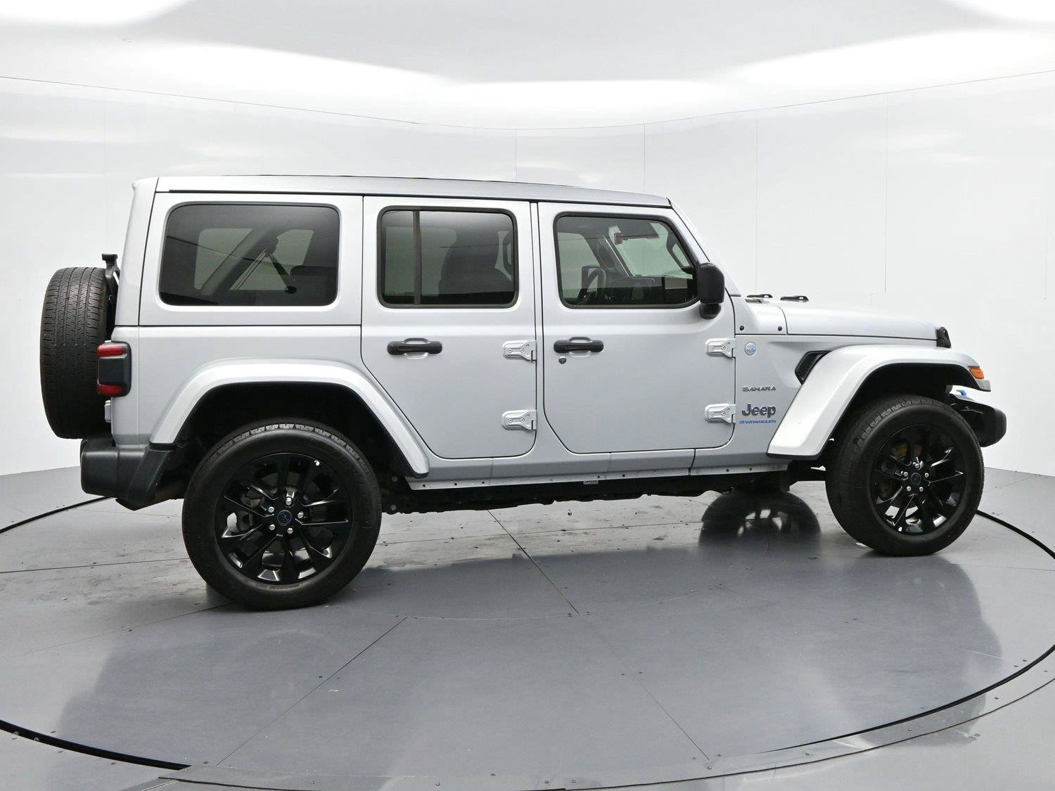 Used 2024 Jeep Wrangler Unlimited Sahara w/ Technology Group AWD/4WD image 8