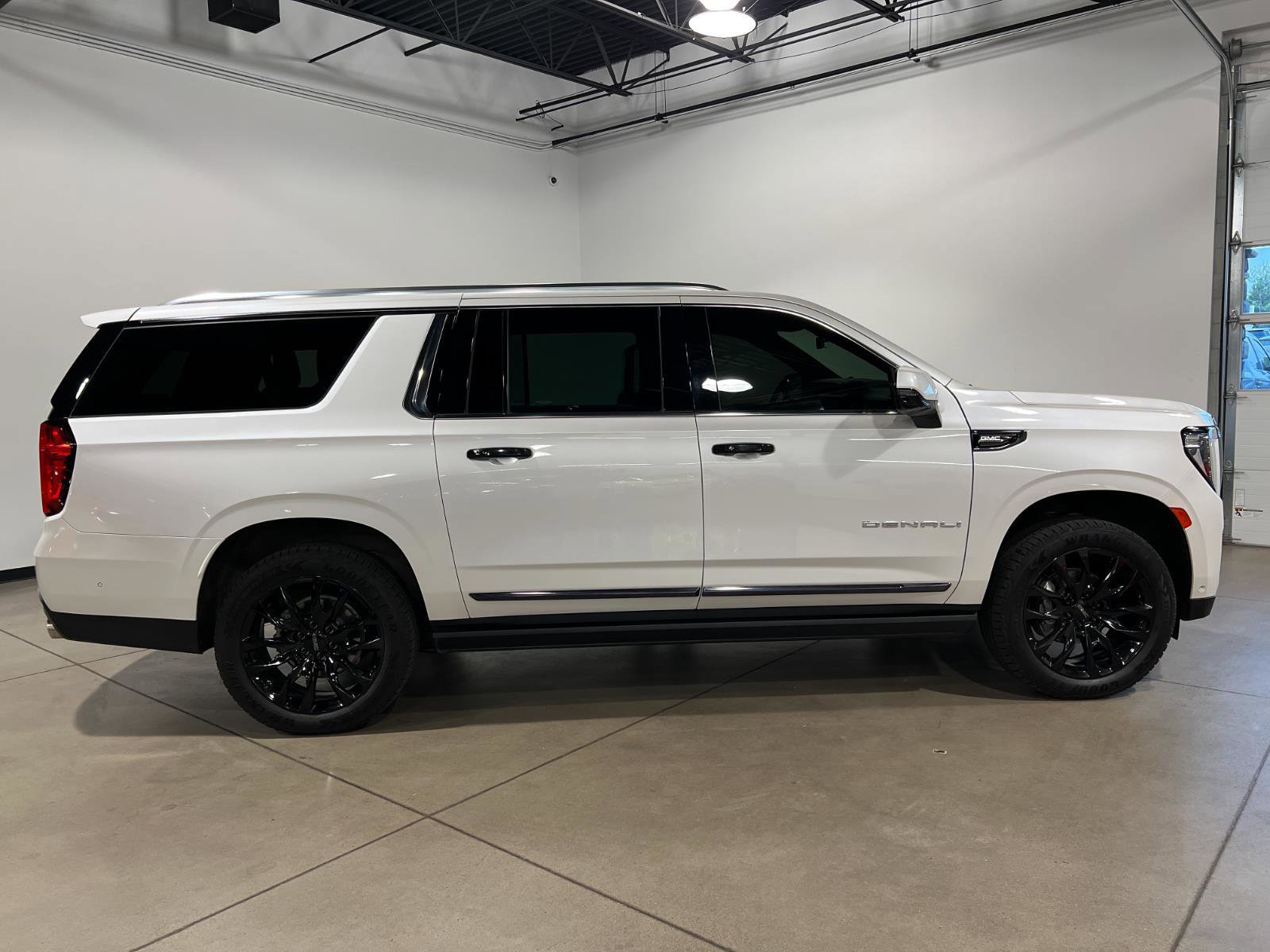 Used 2023 GMC Yukon XL Denali Ultimate image 2