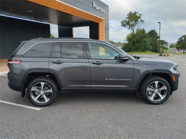 New 2025 Jeep Grand Cherokee Limited w/ Luxury Tech Group II image 3