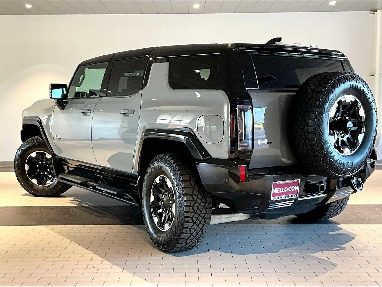 Used 2024 GMC Hummer EV 2X w/ Extreme Off-Road Package image 3