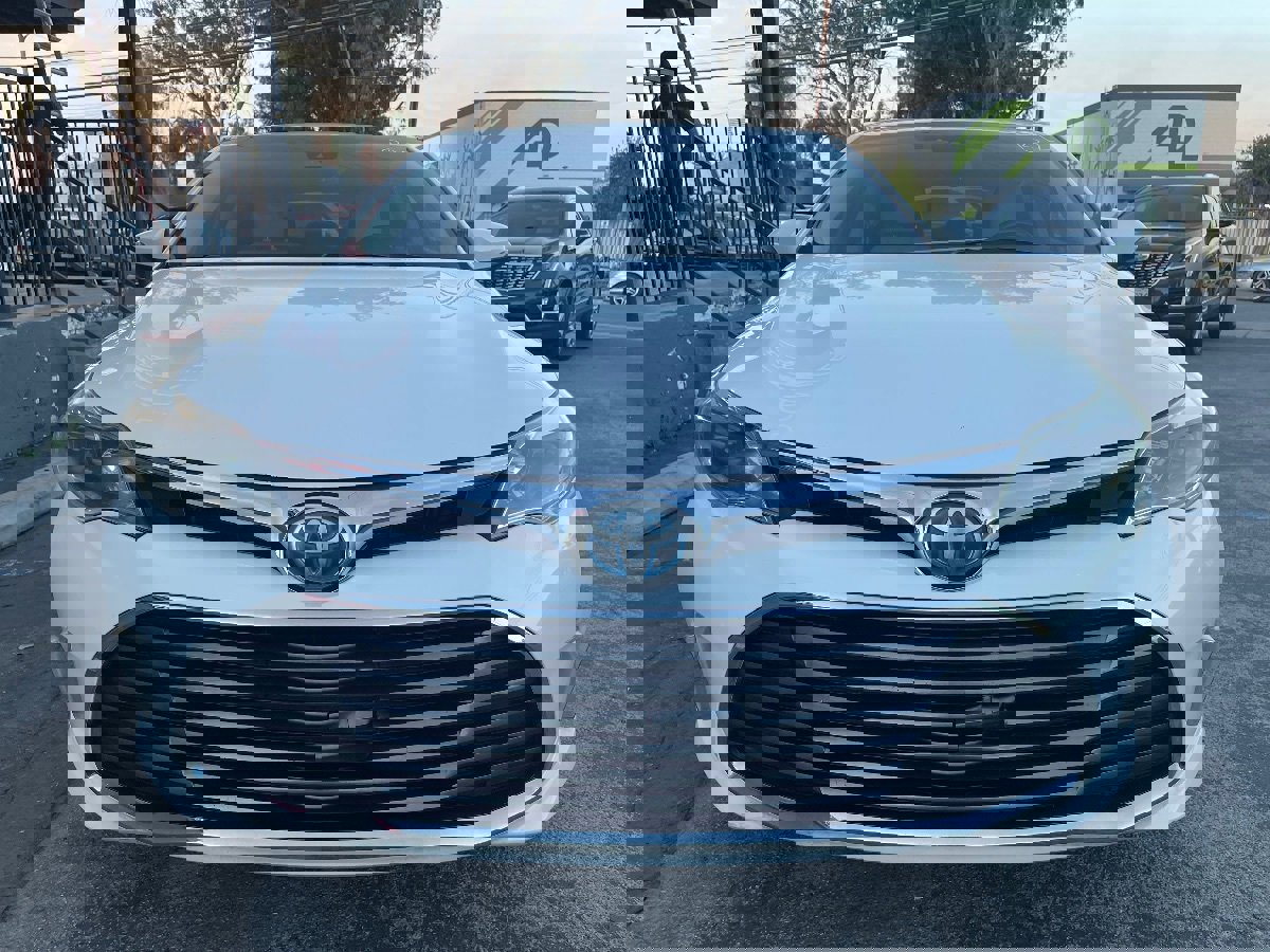 Used 2018 Toyota Avalon Limited FWD image 2