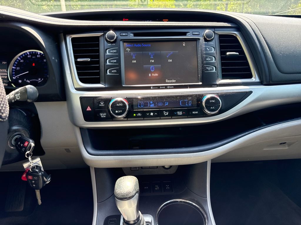 Used 2018 Toyota Highlander Plus AWD/4WD image 19