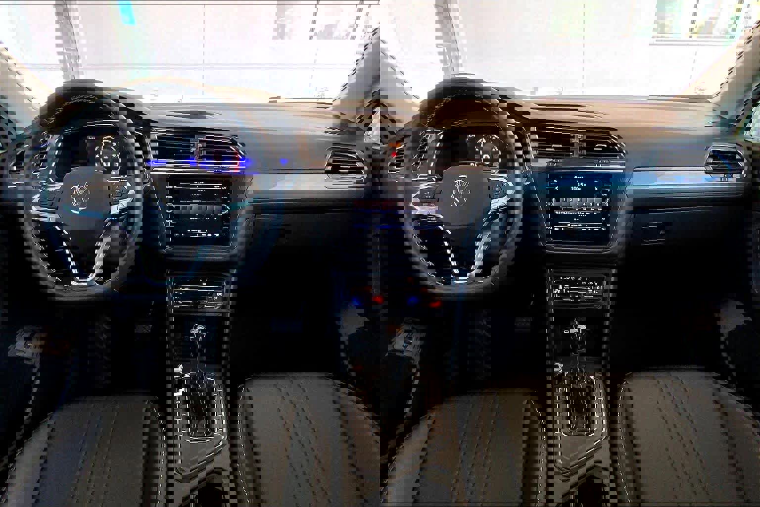 Used 2022 Volkswagen Tiguan SE w/ Panoramic Sunroof Package image 16