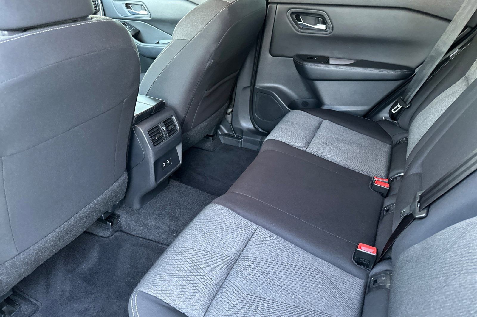 Used 2025 Nissan Rogue SV image 13