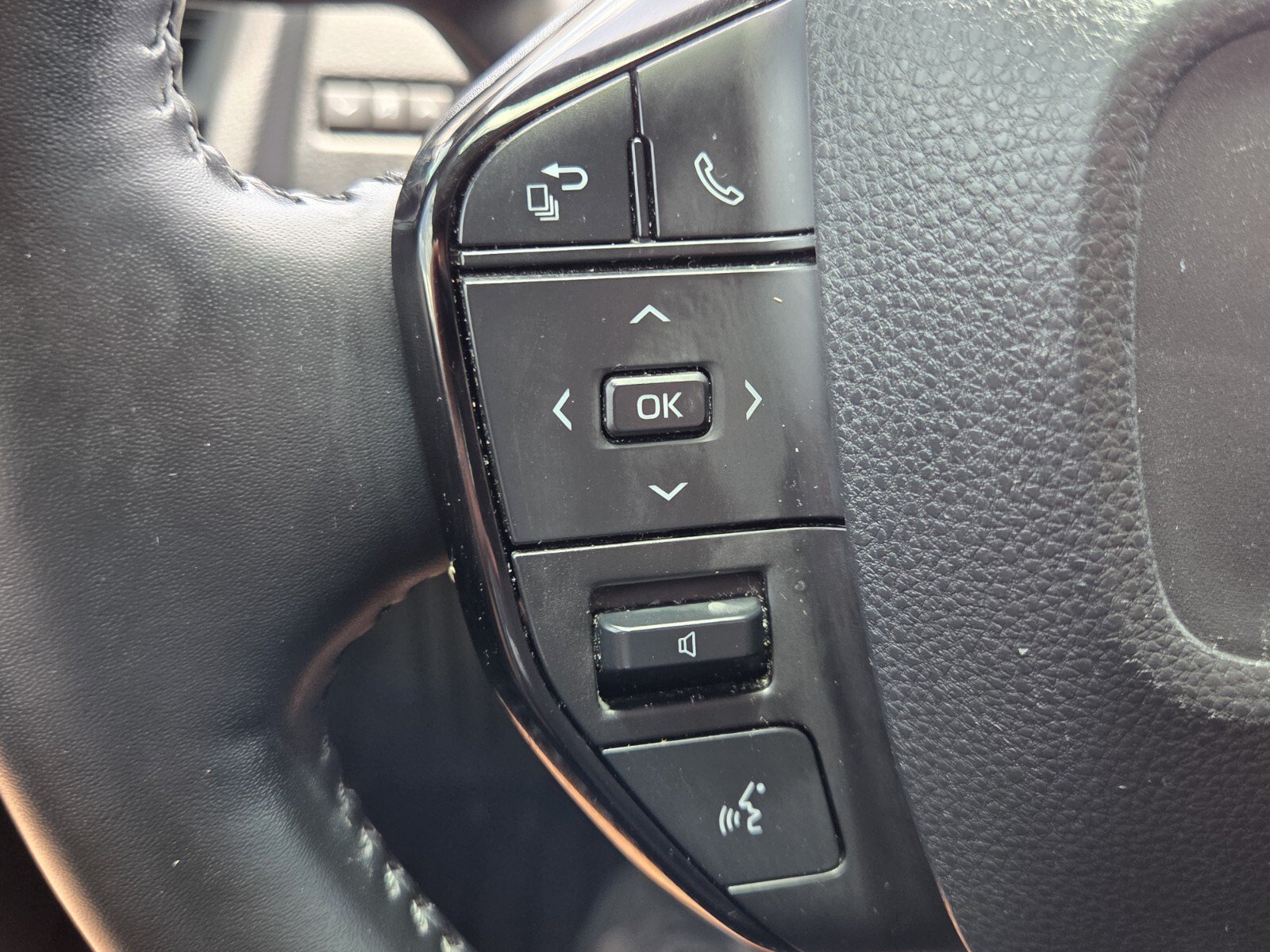 Certified 2025 Toyota Prius Limited FWD image 25