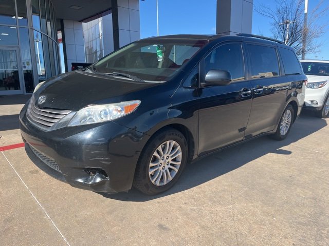 Used 2015 Toyota Sienna XLE image 2