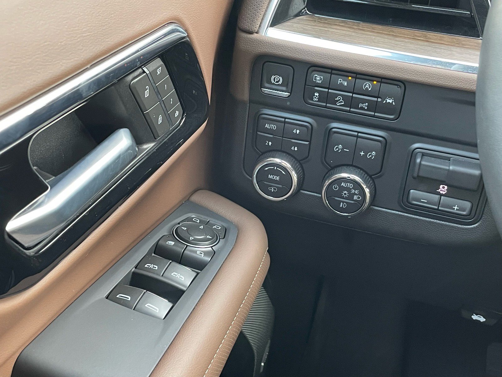 Used 2025 Chevrolet Suburban High Country image 12