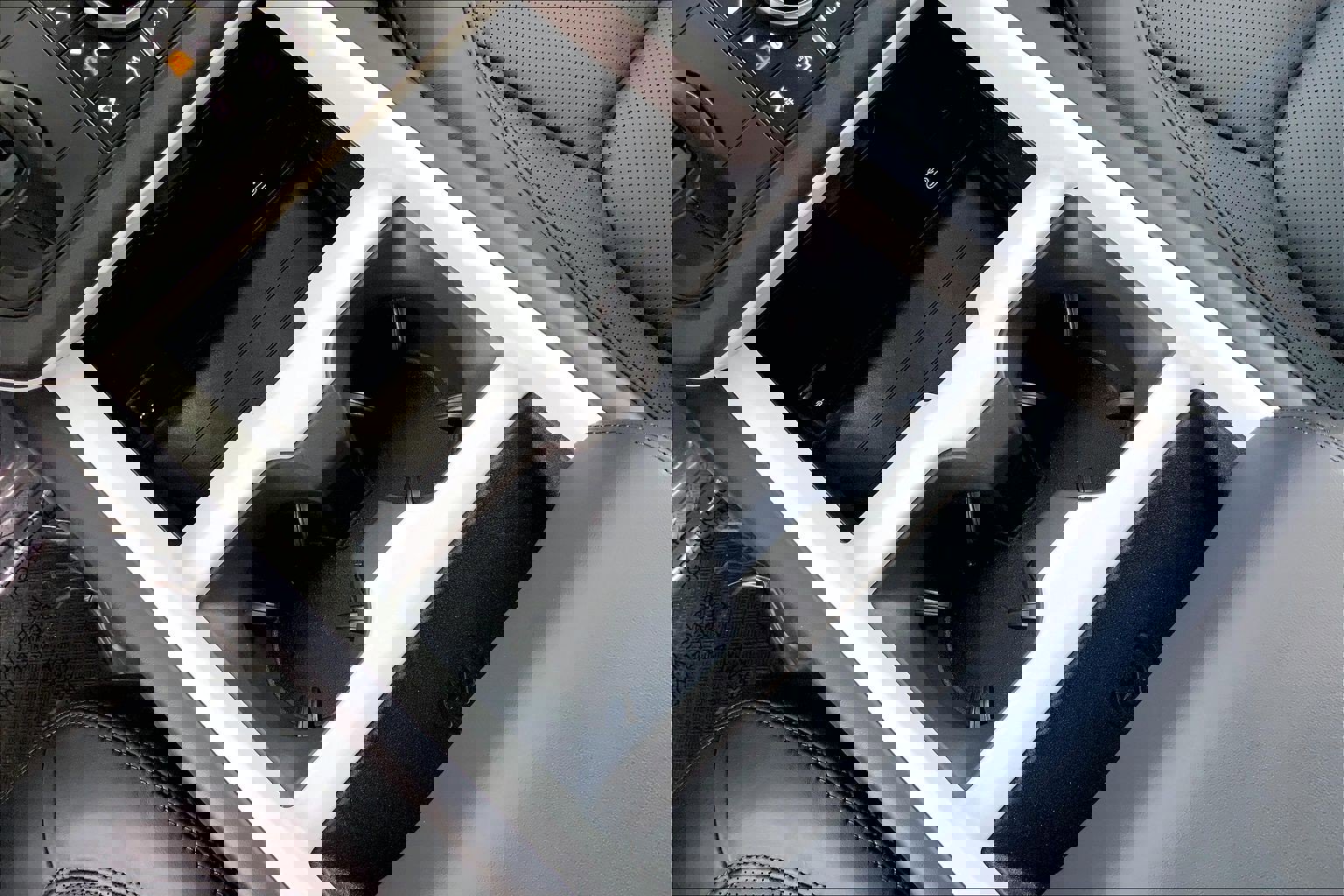 New 2026 Land Rover Defender 130 X-Dynamic SE image 22