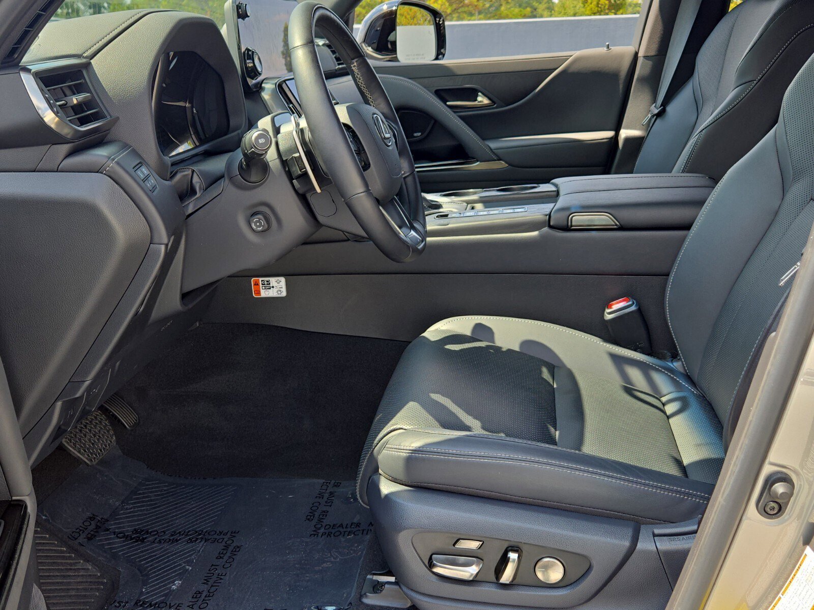 Certified 2025 Lexus LX 600 4WD w/ Luxury Package image 5