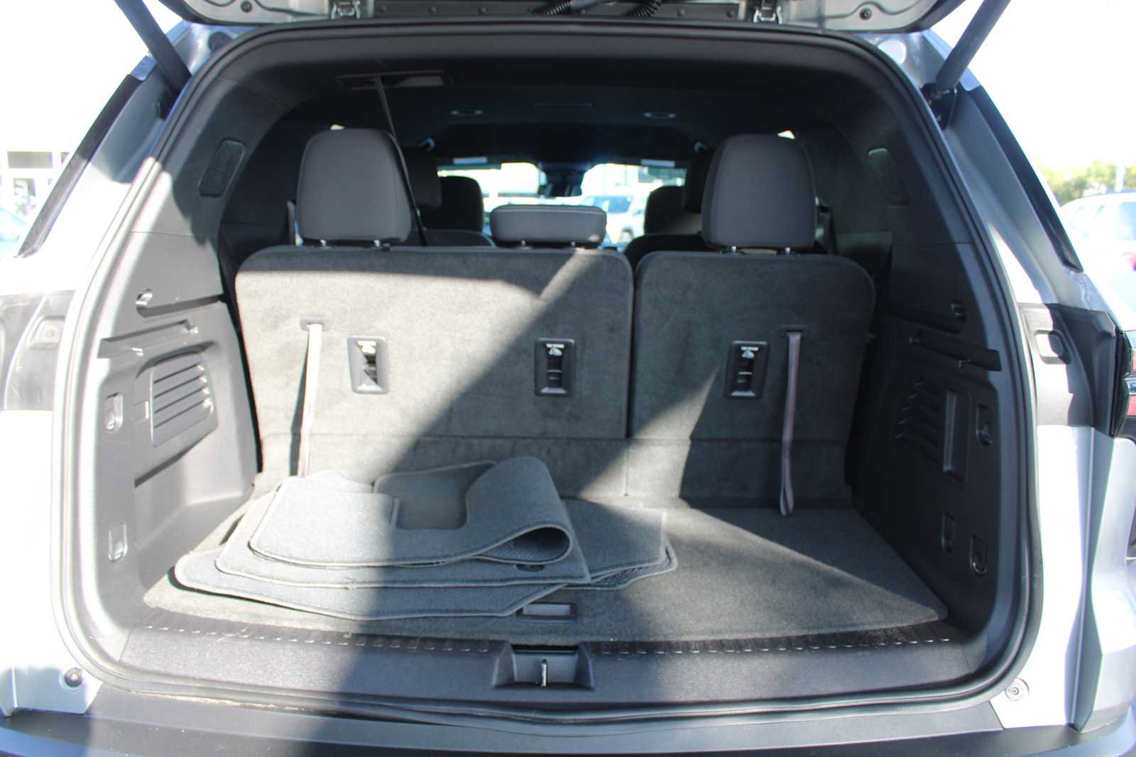 Certified 2025 Chevrolet Traverse LT FWD image 12