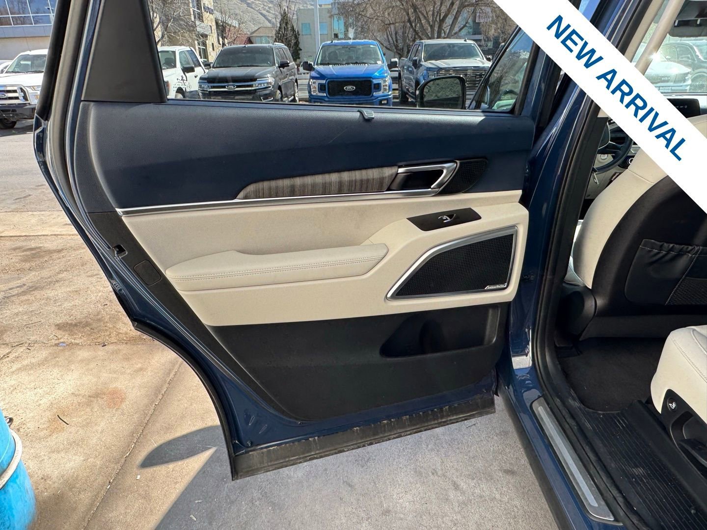 Used 2025 Kia Telluride SX w/ SX Captain's Chair Package image 14