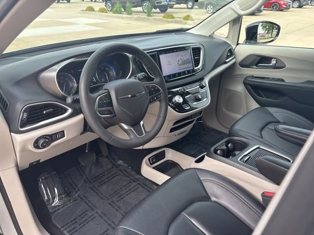 Used 2024 Chrysler Pacifica Touring-L FWD image 12