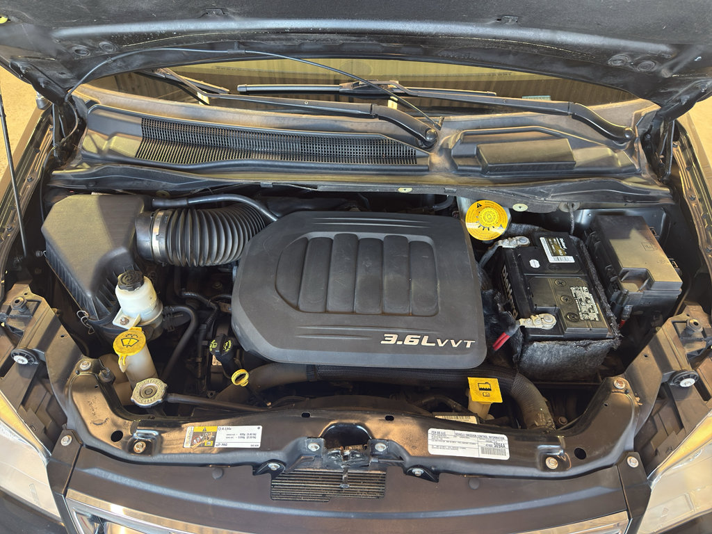 Used 2016 Chrysler Town & Country Touring FWD image 30
