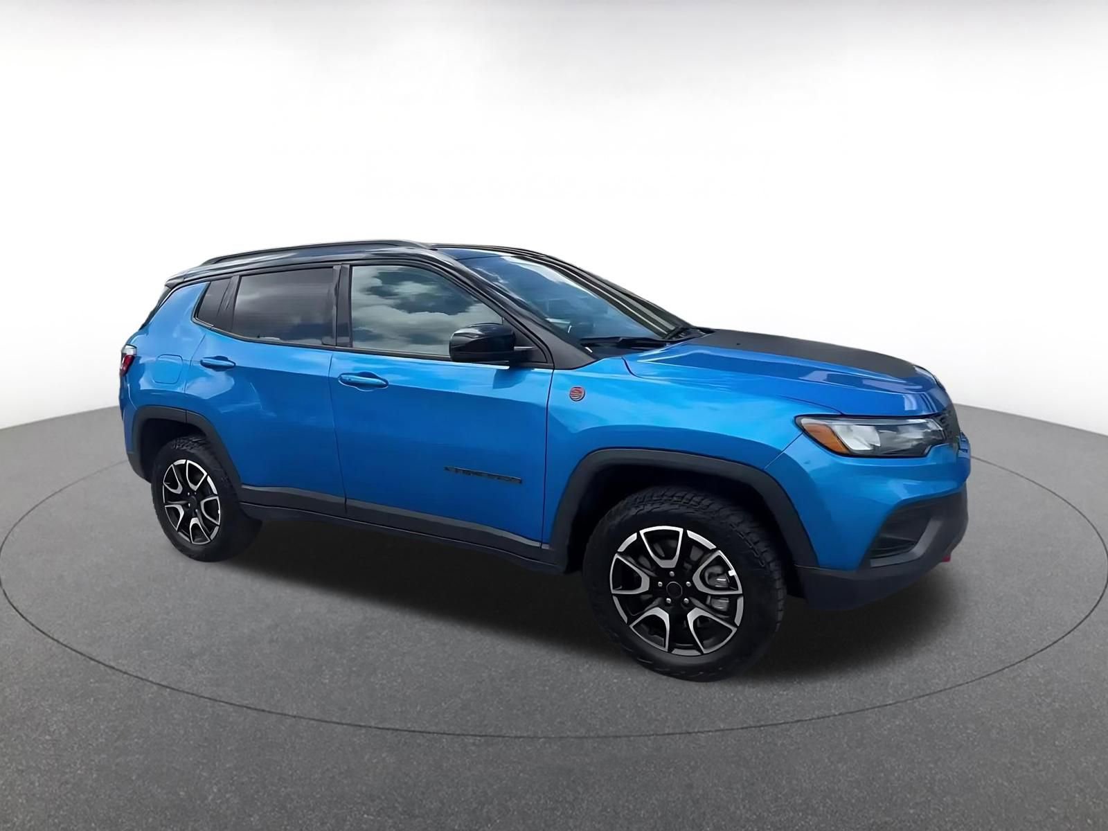 Used 2025 Jeep Compass Trailhawk AWD/4WD image 2