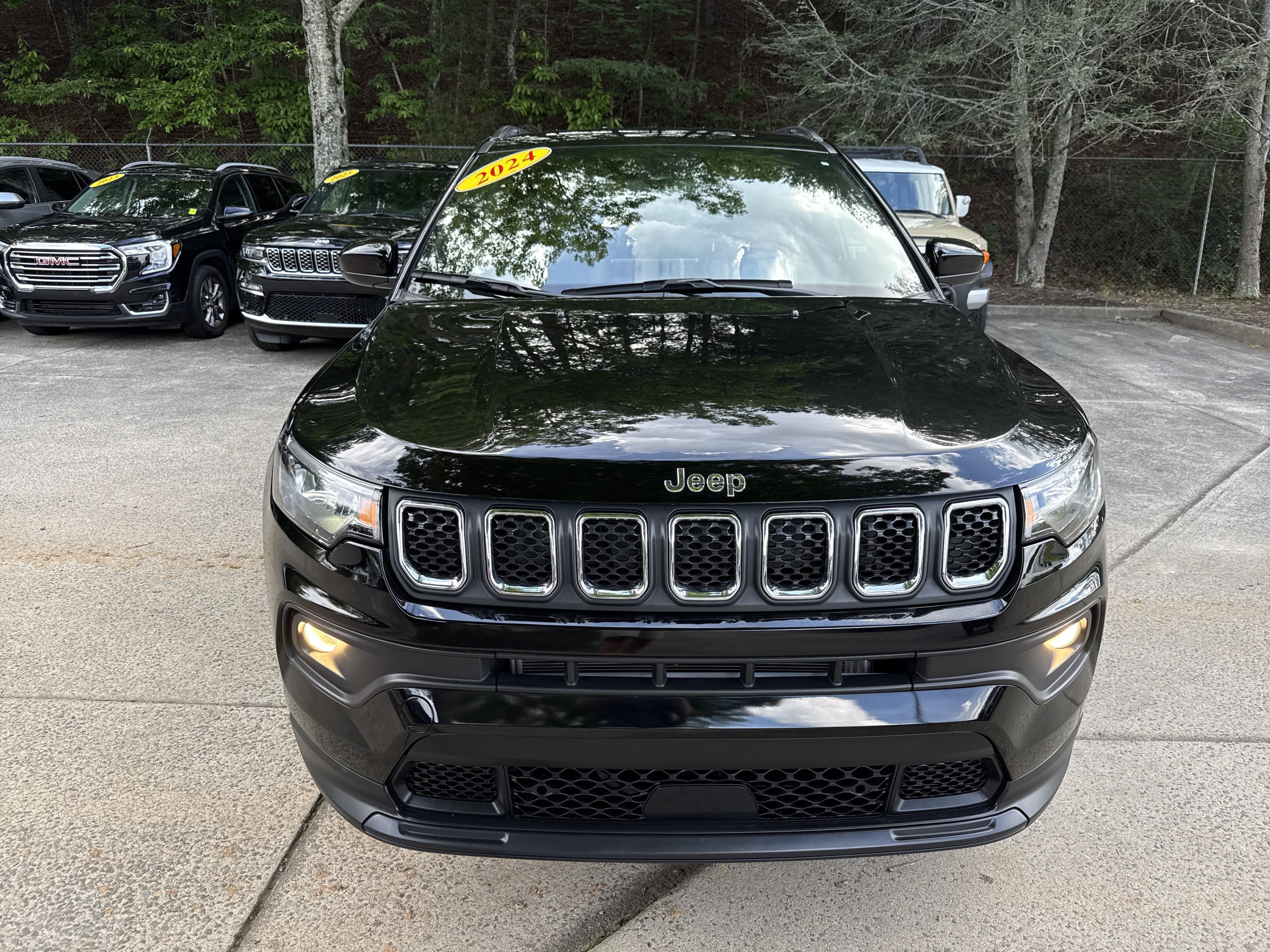 Used 2024 Jeep Compass Latitude AWD/4WD image 2
