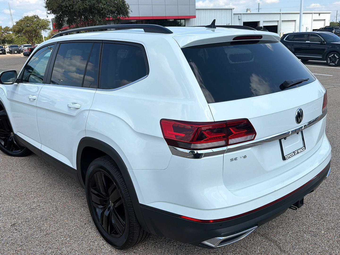 Used 2022 Volkswagen Atlas SE w/ Panoramic Sunroof Package FWD image 5