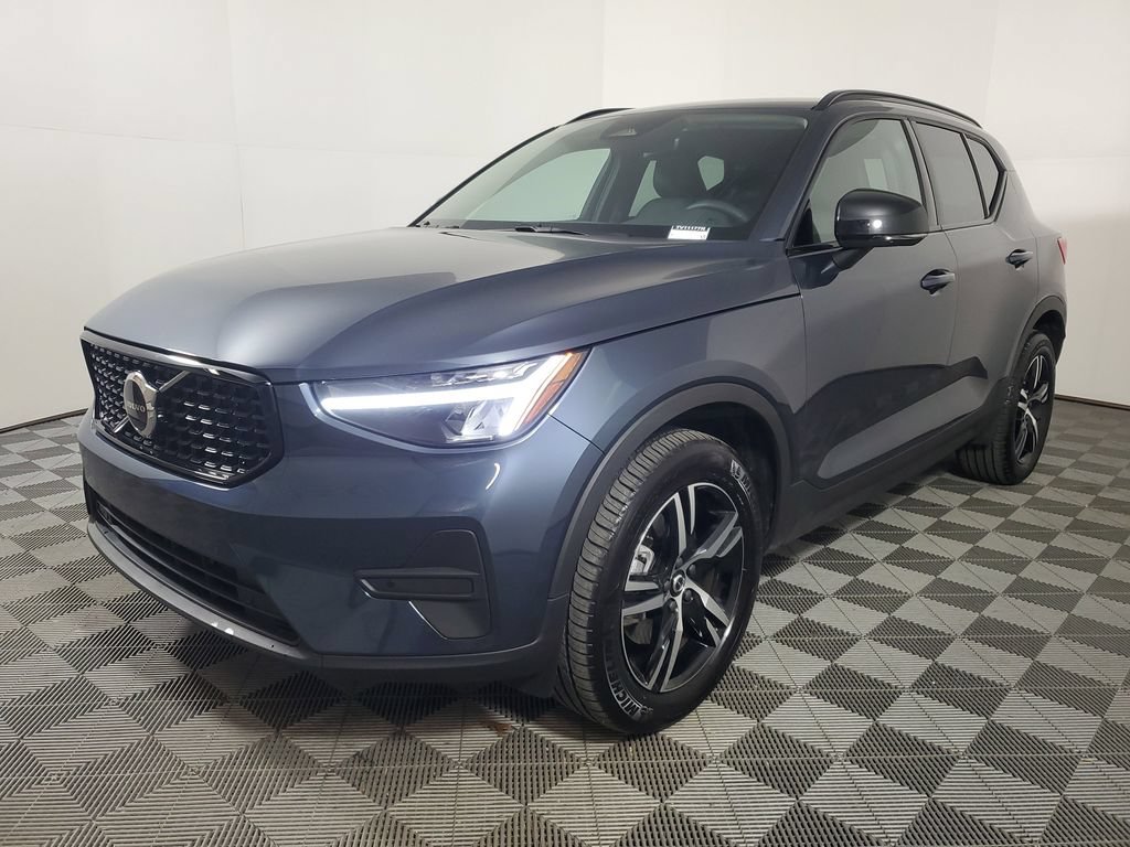 Certified 2026 Volvo XC40 B5 Core w/ Climate Package AWD/4WD image 4