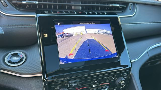 Used 2025 Jeep Grand Cherokee Altitude image 16