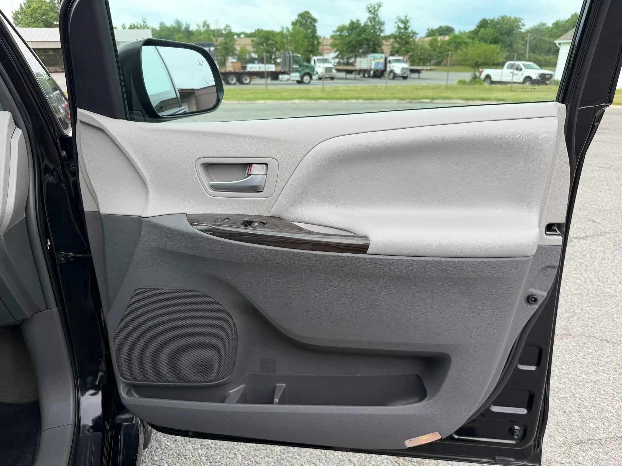 Used 2018 Toyota Sienna XLE w/ XLE Navigation Package AWD/4WD image 11