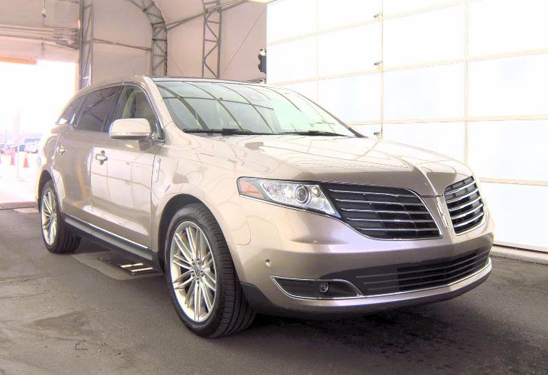 Used 2019 Lincoln MKT AWD image 3