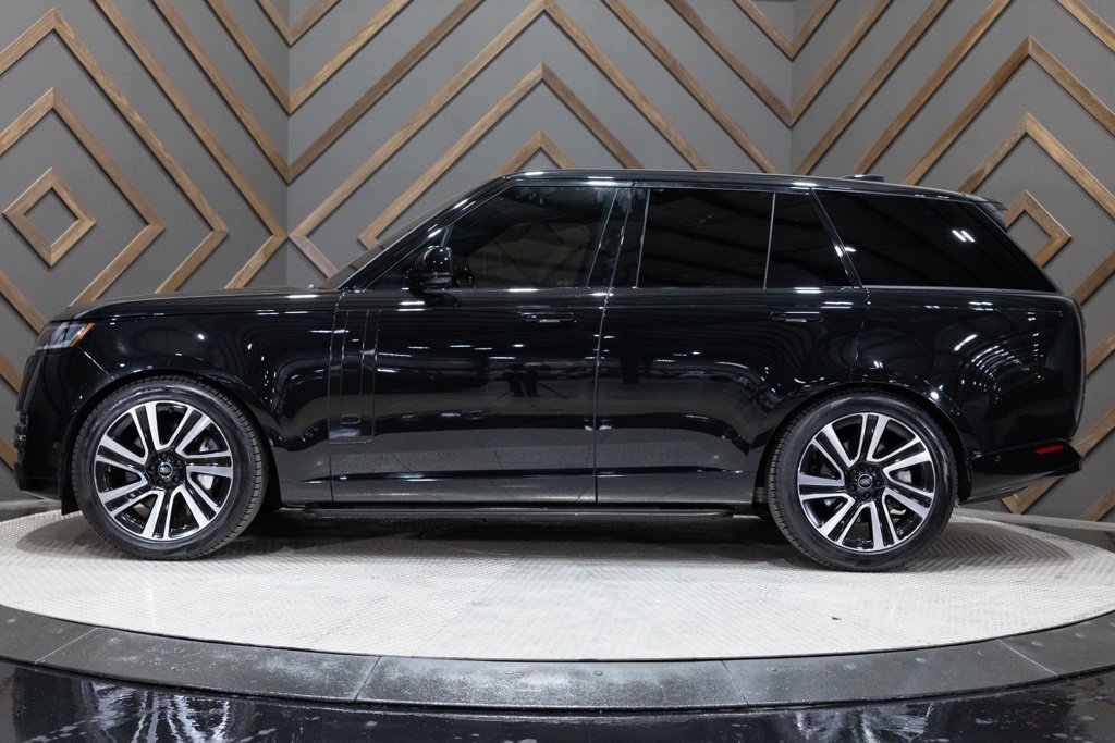 Used 2023 Land Rover Range Rover SE image 3