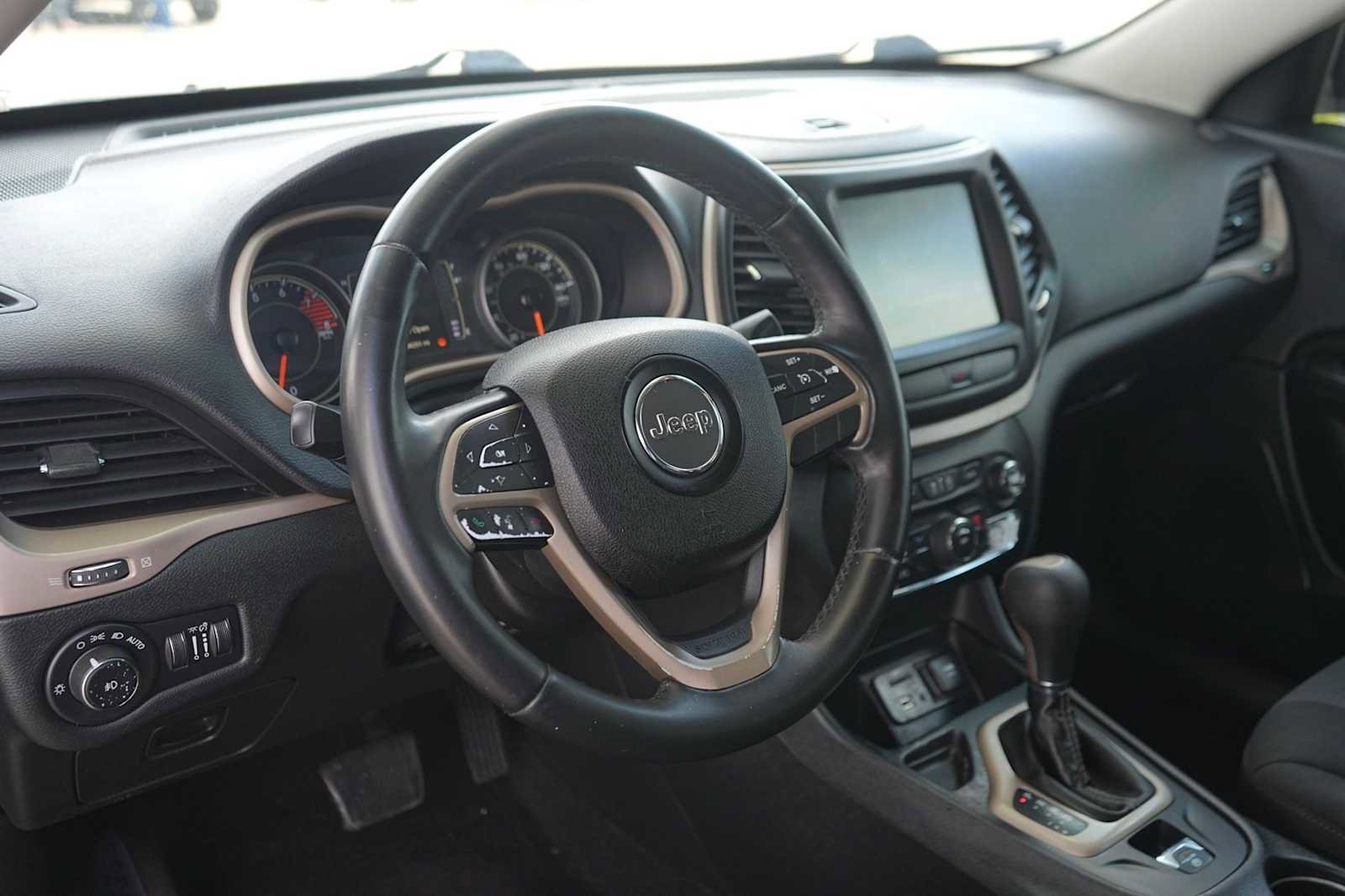 Used 2017 Jeep Cherokee Latitude w/ Comfort & Sound Group FWD image 2