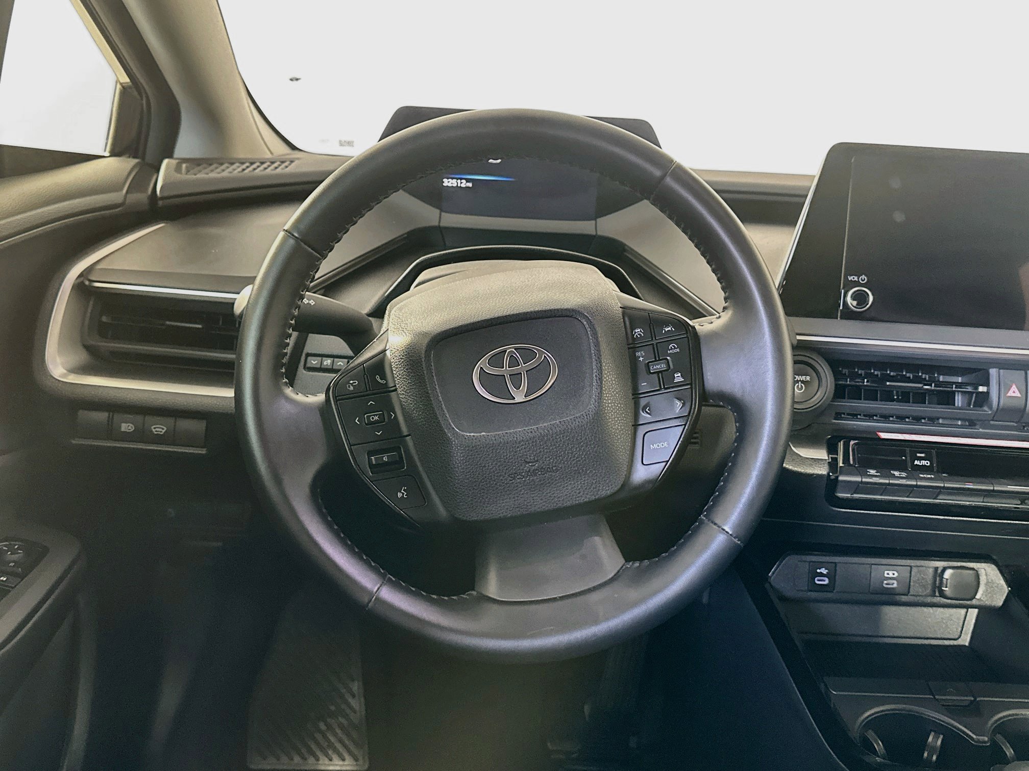 Used 2025 Toyota Prius LE FWD image 18