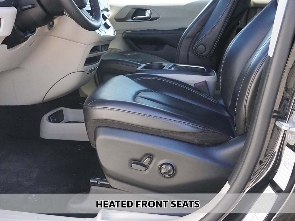 Used 2023 Chrysler Pacifica Touring-L image 7