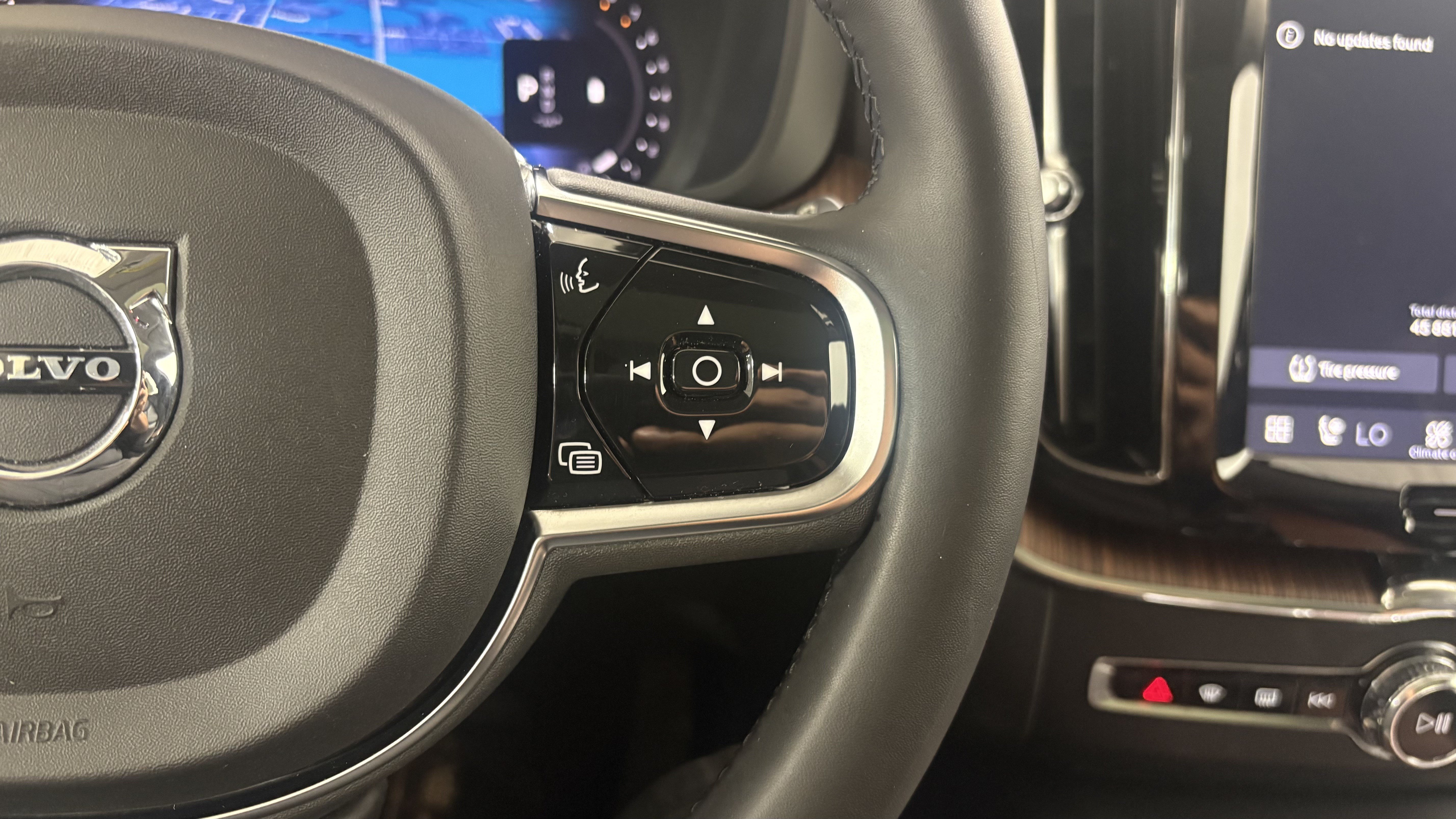 Used 2024 Volvo XC60 B5 Plus AWD/4WD image 19