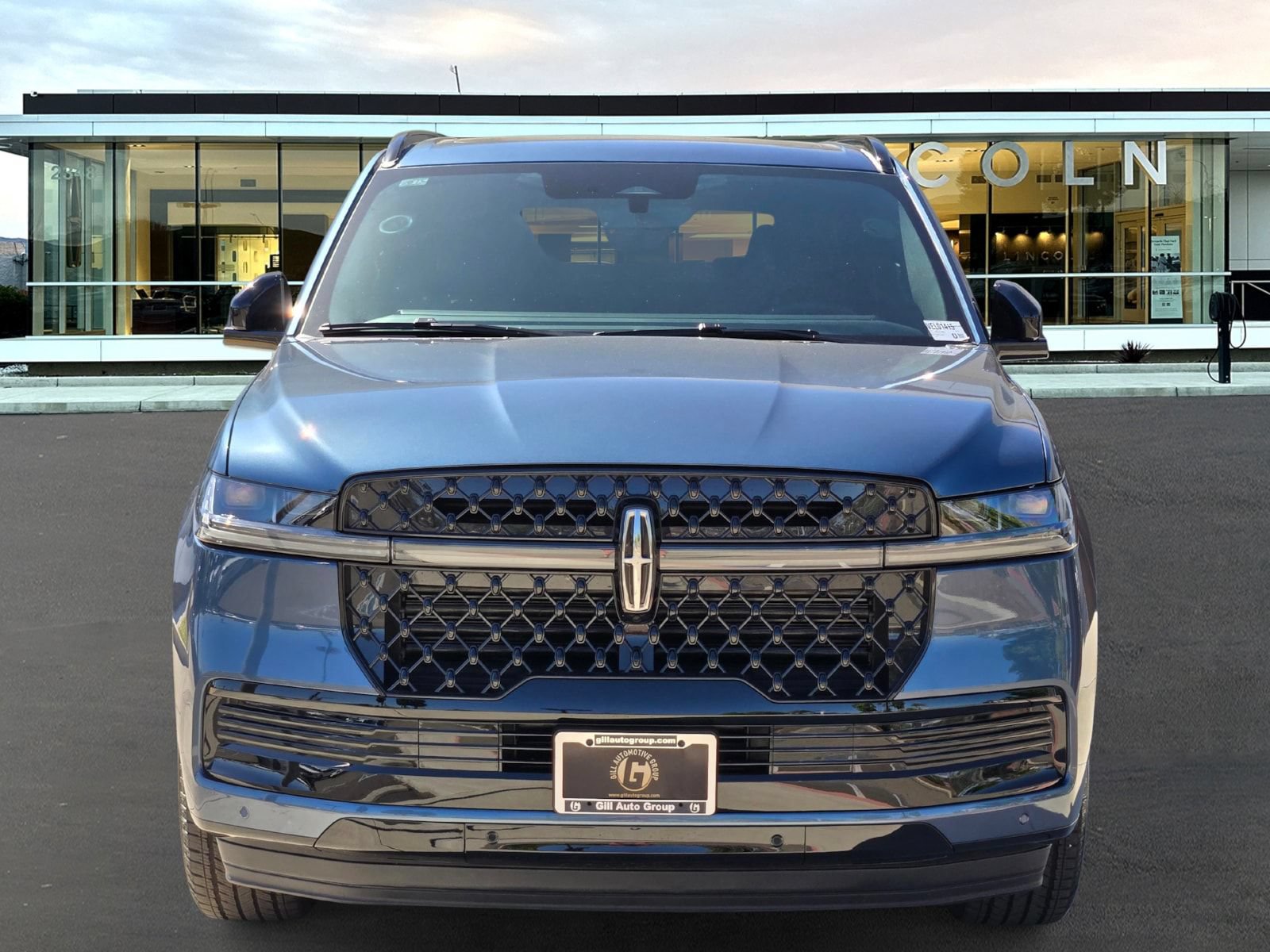 New 2027 Lincoln Navigator Reserve w/ Jet Appearance Package AWD/4WD image 2