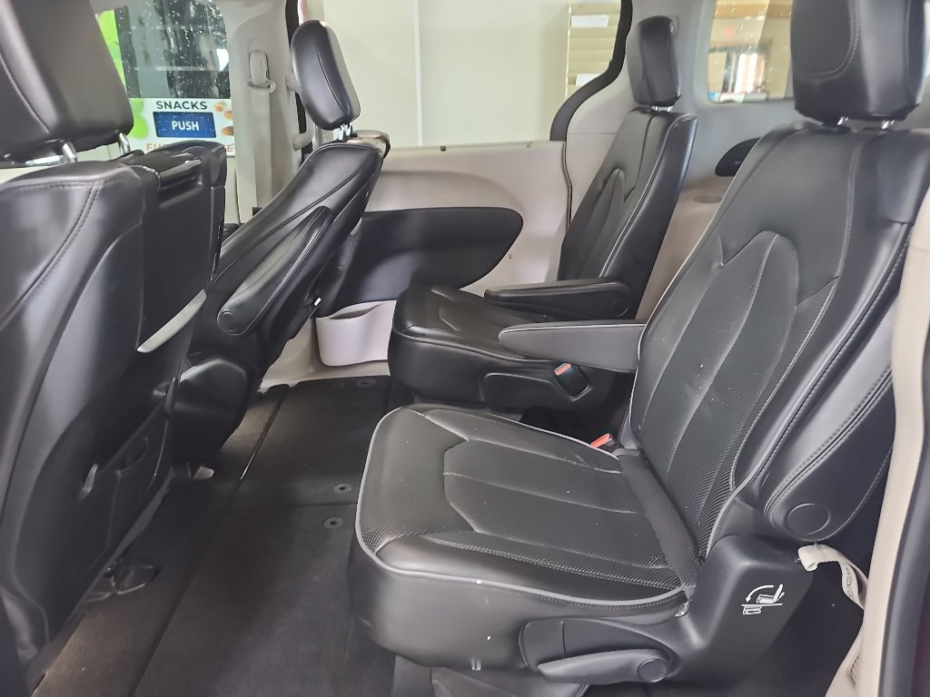 Used 2017 Chrysler Pacifica Limited FWD image 12