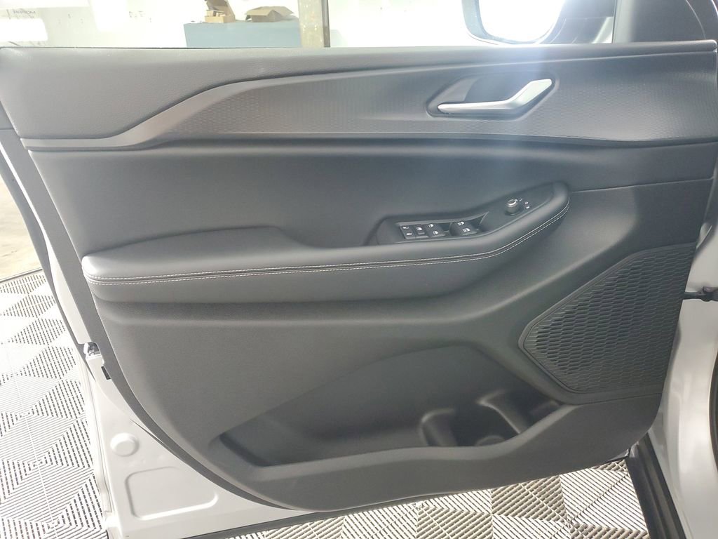 Used 2025 Jeep Grand Cherokee Laredo X image 28