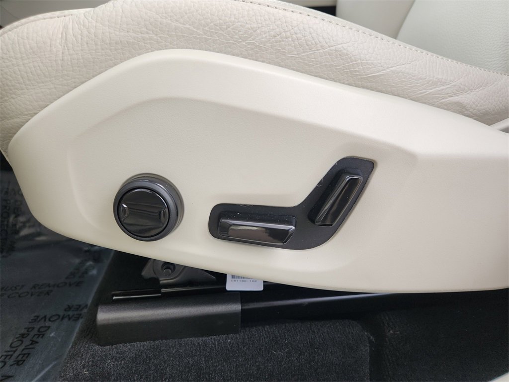 Used 2025 Volvo XC60 B5 Core w/ Protection Package Premier image 13