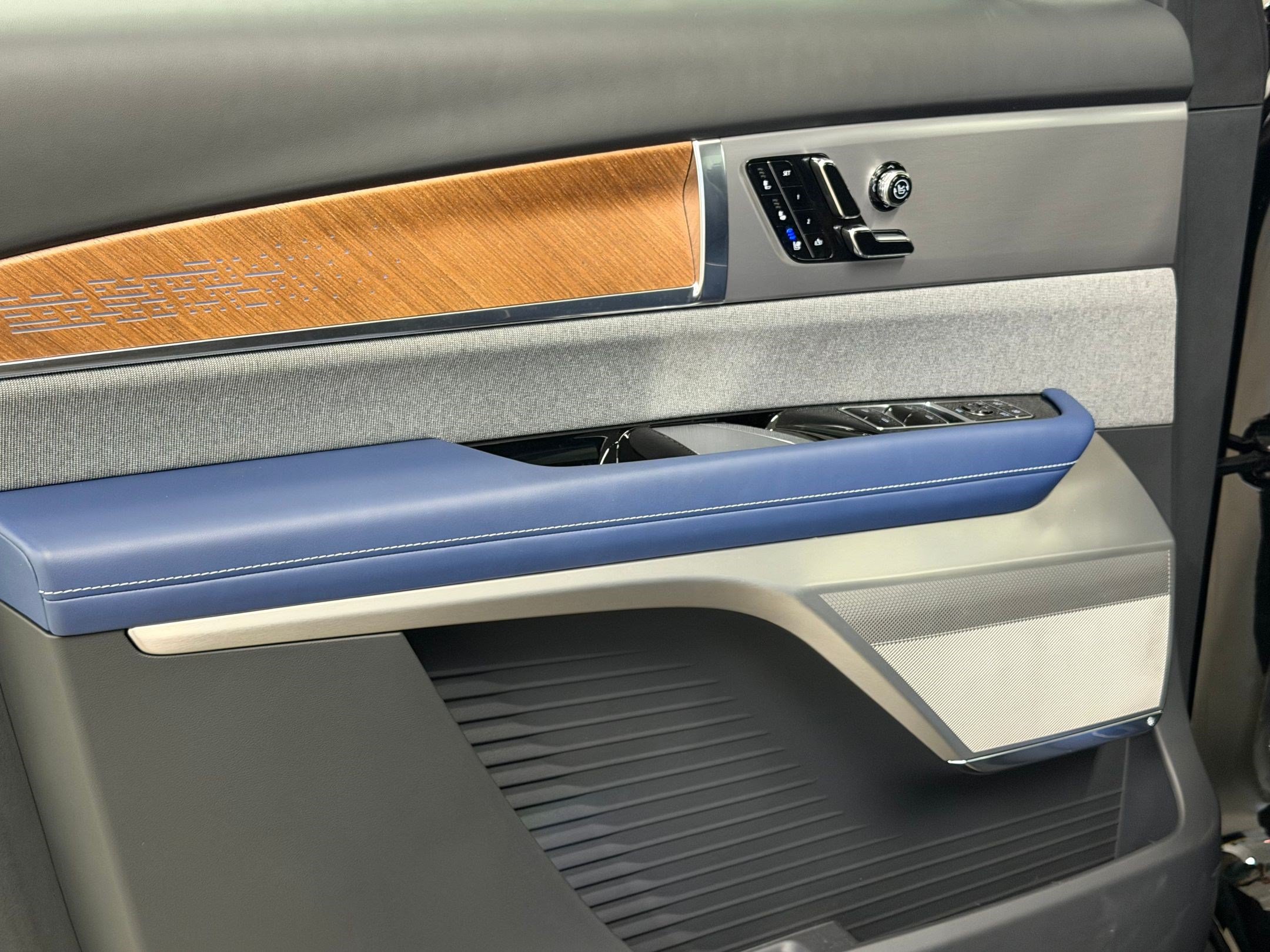 New 2026 Cadillac Vistiq Premium Luxury w/ LPO, Floor Liner Package AWD/4WD image 14