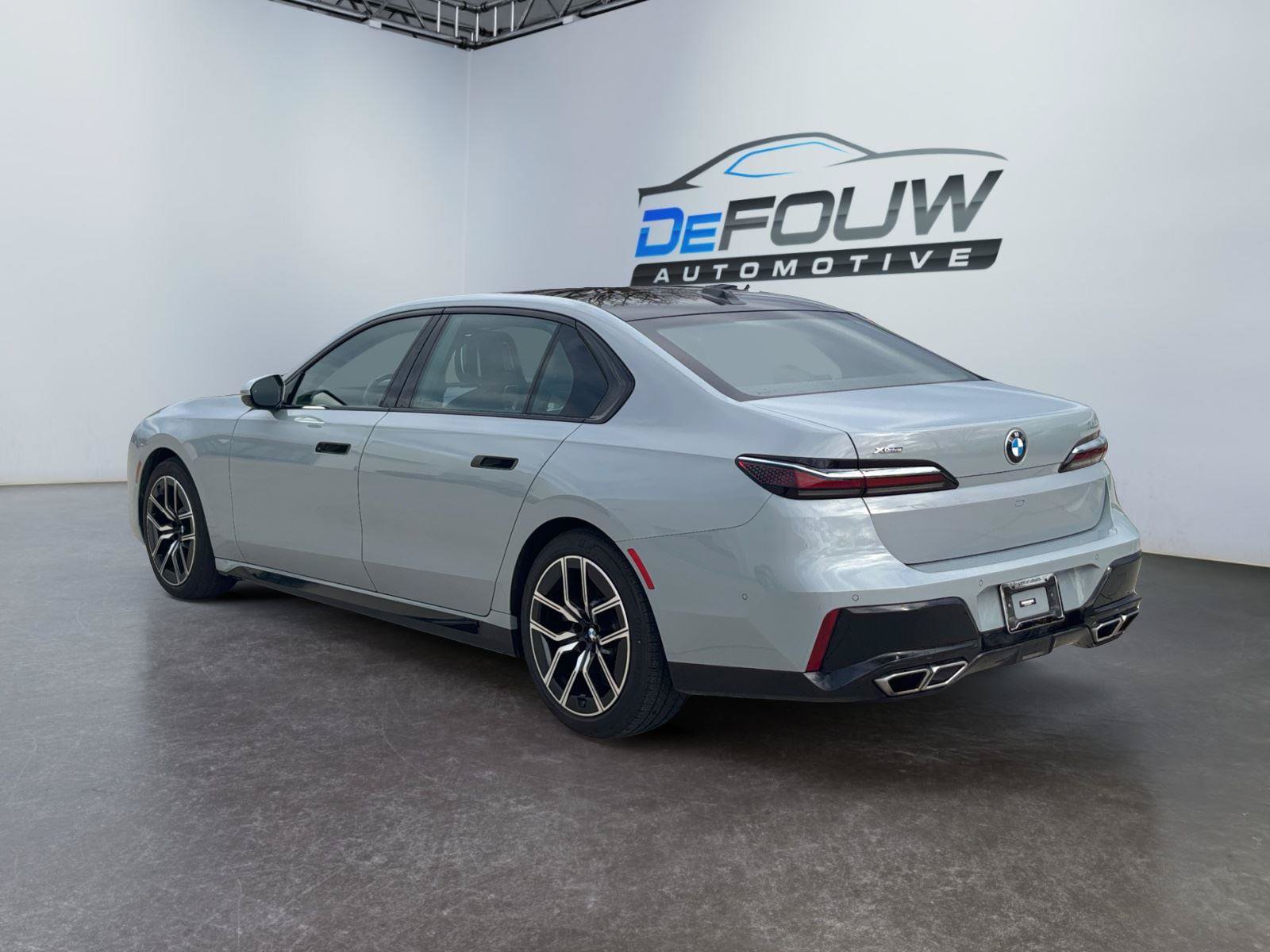 Used 2023 BMW 760i xDrive AWD/4WD image 5