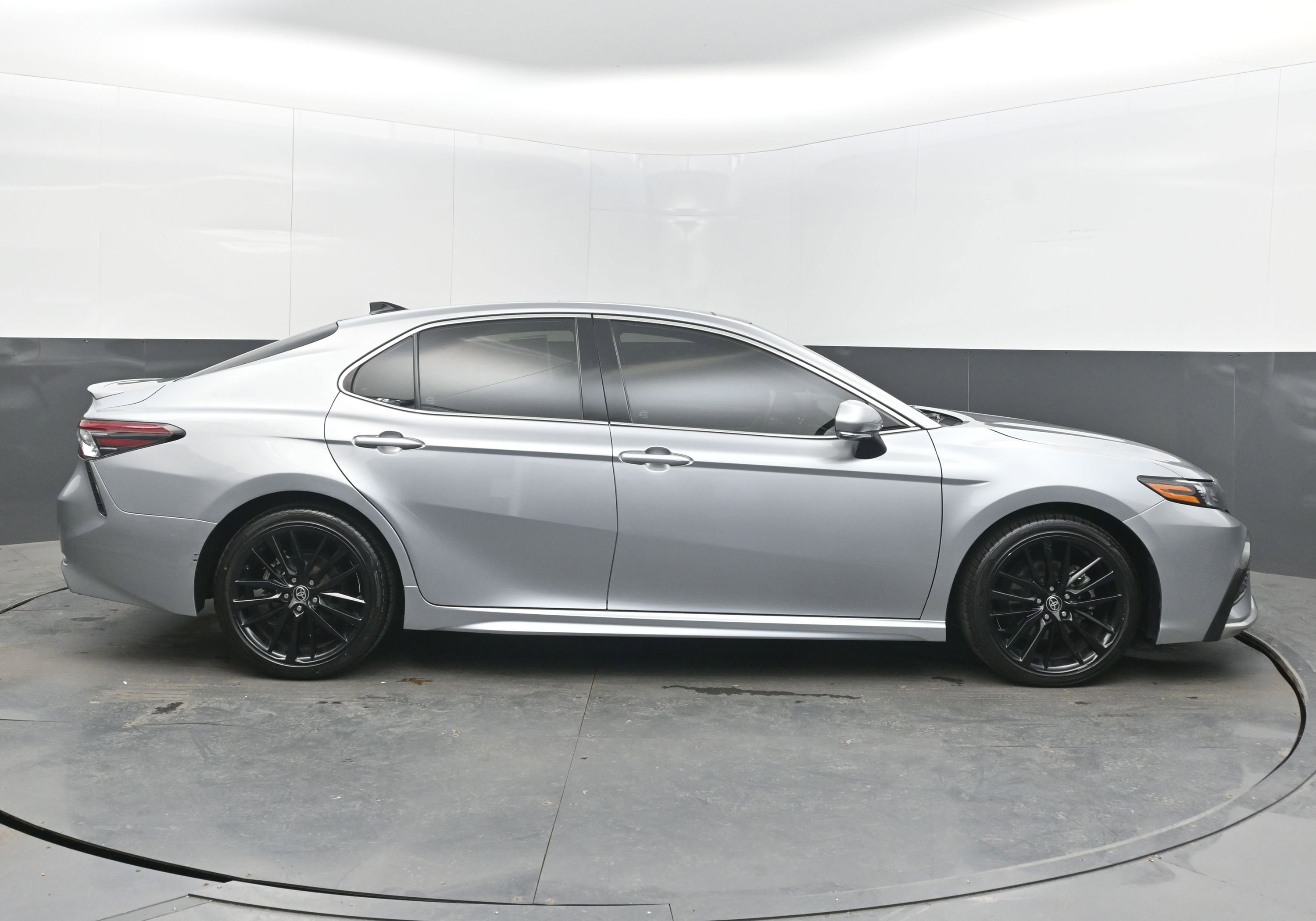 Used 2021 Toyota Camry XSE image 10