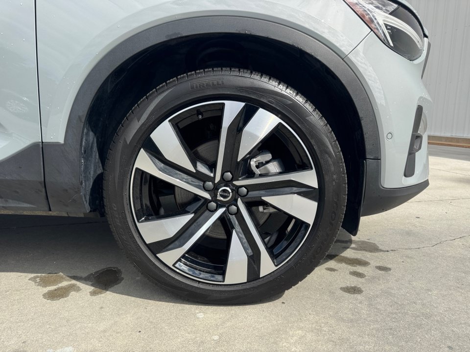 Used 2025 Volvo XC40 B5 Plus AWD/4WD image 25