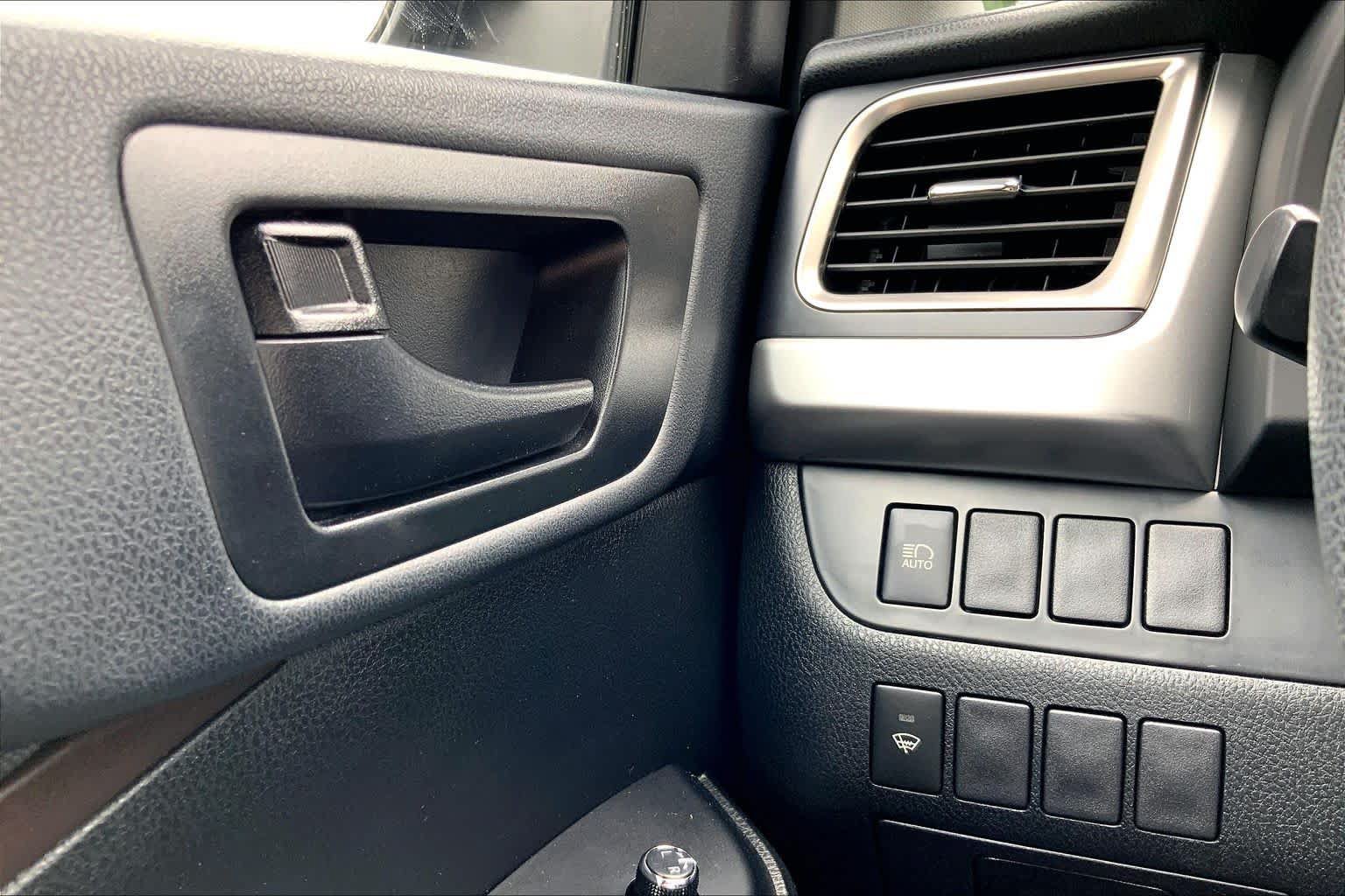 Used 2019 Toyota Highlander LE AWD/4WD image 34
