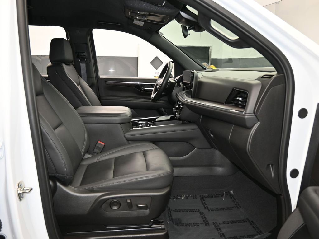 Used 2025 Chevrolet Suburban LT image 54