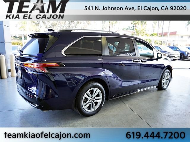 Used 2024 Toyota Sienna Limited image 8