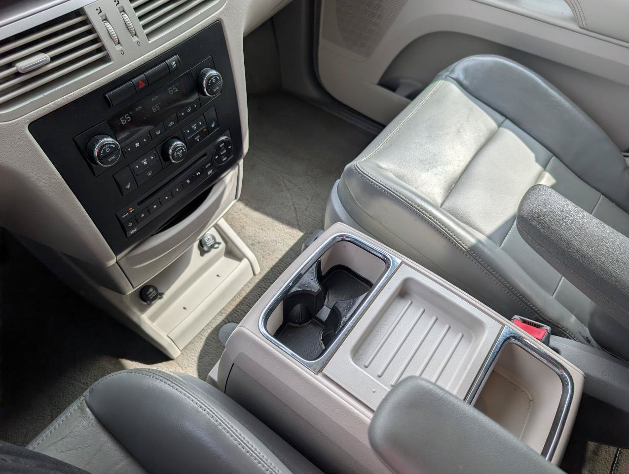 Used 2010 Volkswagen Routan SEL FWD image 28
