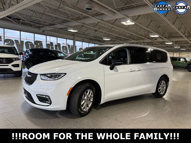 Used 2024 Chrysler Pacifica Touring-L image 4