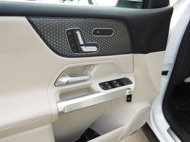 Used 2025 Mercedes-Benz GLB 250 4MATIC image 8
