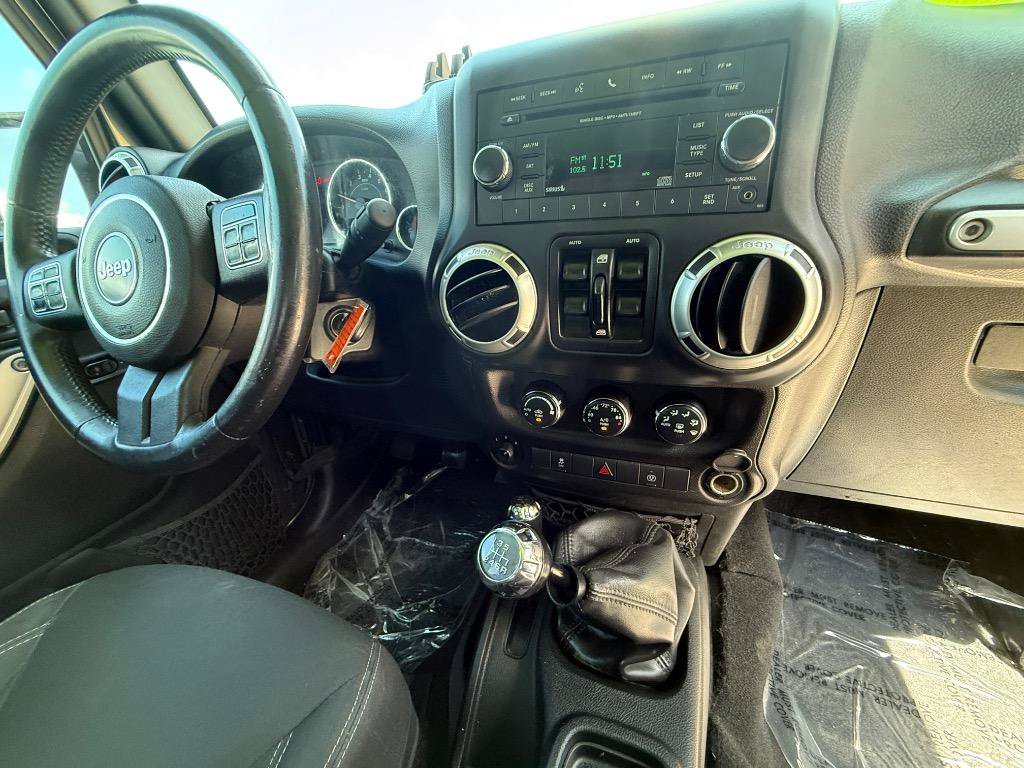 Used 2017 Jeep Wrangler Unlimited Sahara w/ Connectivity Group AWD/4WD image 9