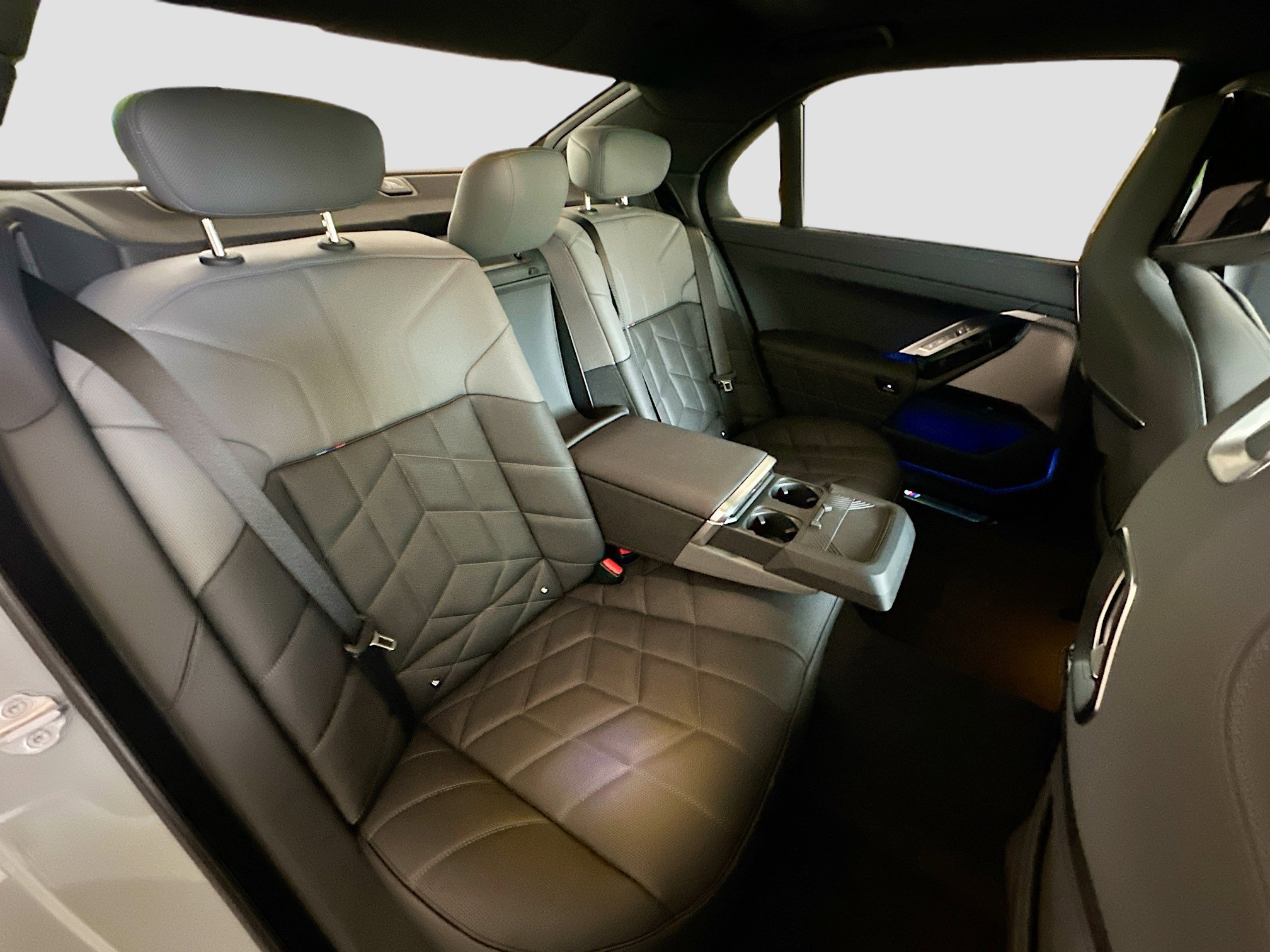 New 2026 BMW 750e xDrive image 23