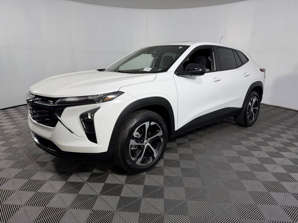 Used 2025 Chevrolet Trax RS w/ Sunroof Package image 2