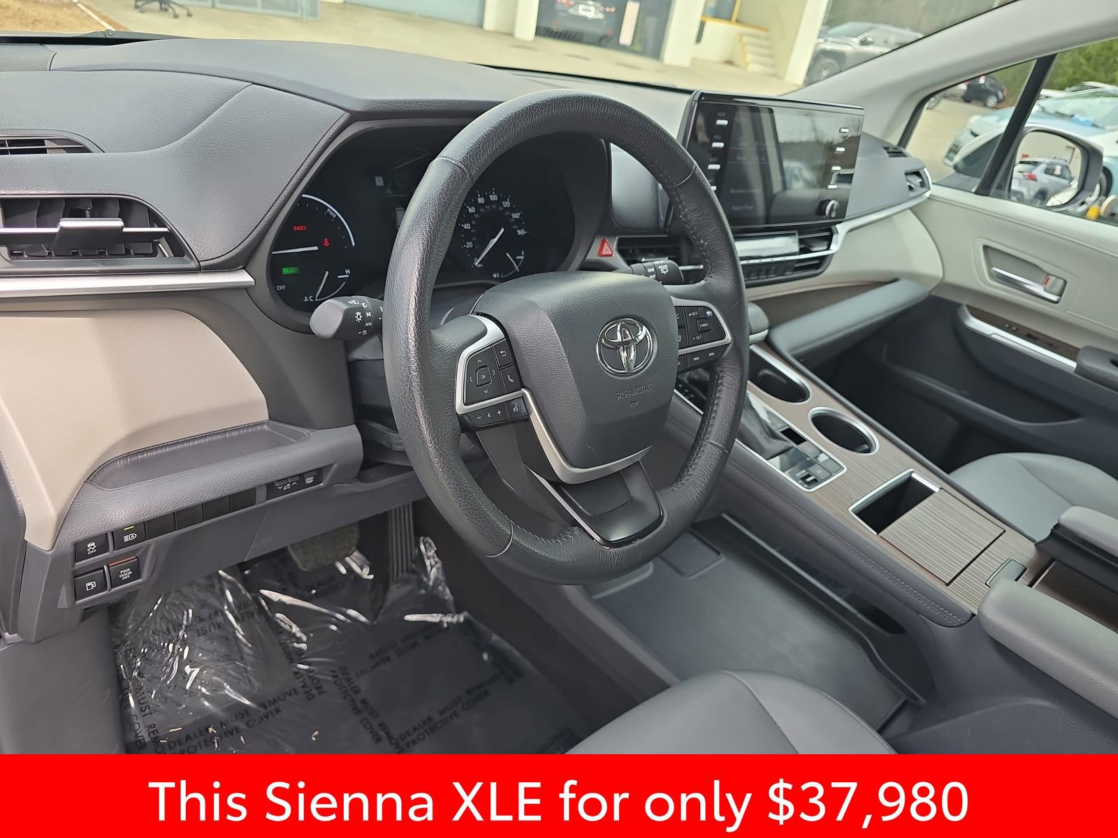 Used 2024 Toyota Sienna XLE image 25